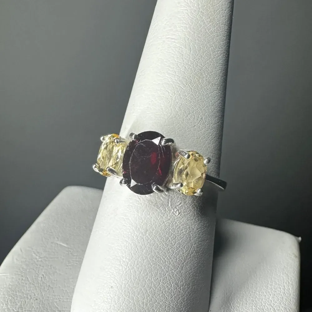 NWOT faceted, oval cut garnet and accent citrines ring‎ in sterling silver!